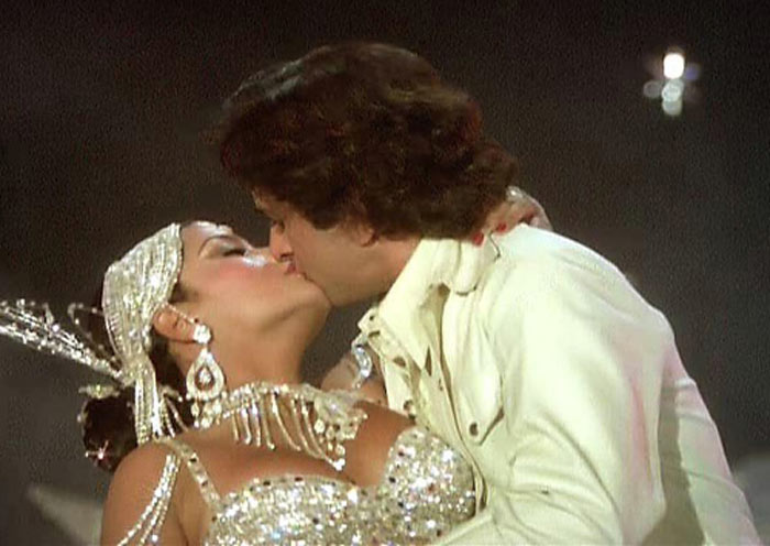 Shashi Kapoor and Zeenat Aman Kiss Scene