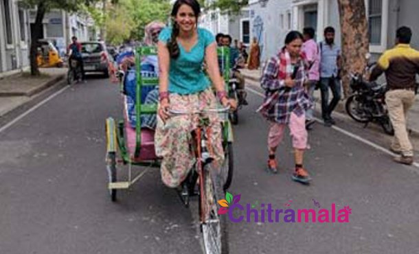 Rakul Preet Singh rides a rickshaw