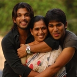 allu-arjun-sireesh-with-their-mother