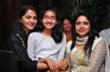anushka-unseen-photos-with-her-family