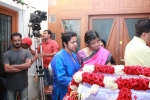 radhika-pay-tributes-to-k-balachander-photos