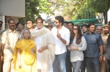 amitabh-bachchan-family-spotted-at-voting-booths-2014-photos