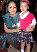 jyothika-with-her-daughter
