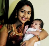 navya-nair-with-her-daughter