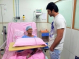 prabhas-with-his-a-fan-in-hospital
