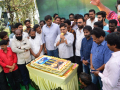 Ramcharan-birthday-celebrations-at-Mythri-office (5)