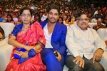 so-satyamurthy-audio-launch-gallery-allu-arjun-with-mother-and-father