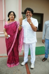 kodi-ramakrishna-family-at-polling-station-photos
