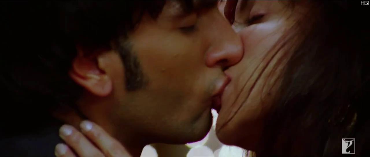 Ranveer-Anushka-Hot-Kiss-Scene