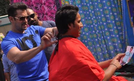 Salman-Khan-turns-barber