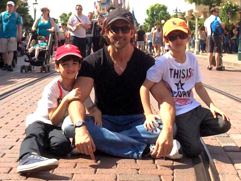 Hrithik-Roshan-with-his-sons-at-Disneyland
