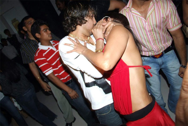 Mika-Singh-kissing-Rakhi-Sawant