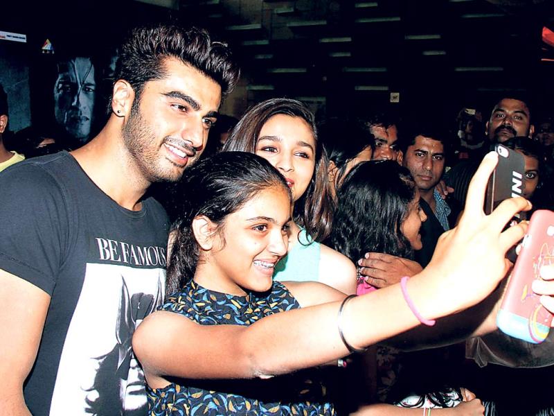 arjun and alia selfie with fans