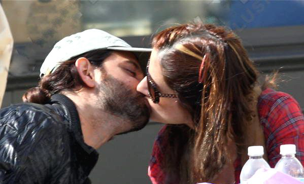 hrithik-roshan-suzzane-kissing-in-public