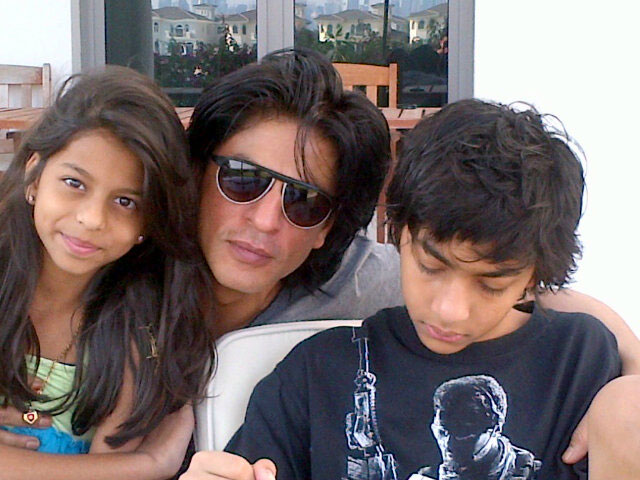 SRK-with-his-son-and-daughter