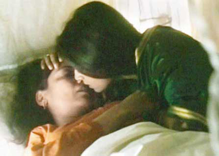 Nandita-Das-Shabana-Azmi-Kiss-Scene-in-Fire-Movie
