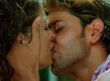 Aishwarya Rai and Hrithik Roshan Kiss Scene in Dhoom 2