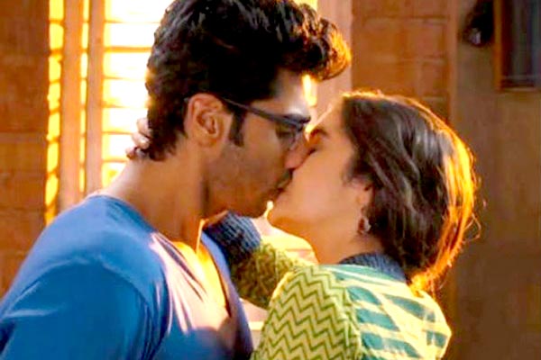Arjun Kapoor and Alia Bhatt Kiss in 2 States
