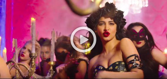 Shruti Hassan Cleavage Show in Welcome Back