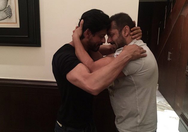 Shah Rukh Khan celebrated birthday with Salman Khan