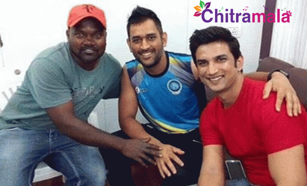 MS Dhoni Visits Sets of His Biopic