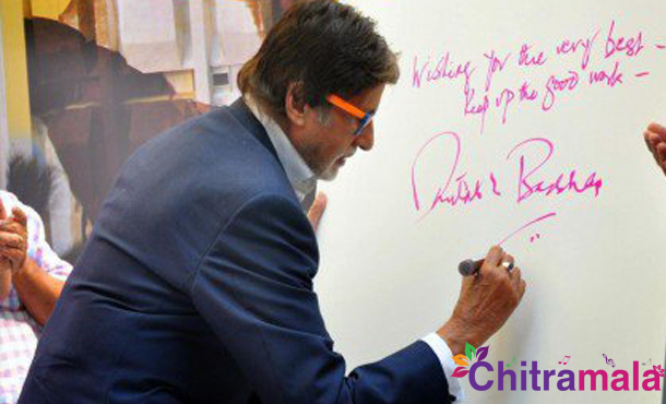Amitabh Writes with 2 Hands