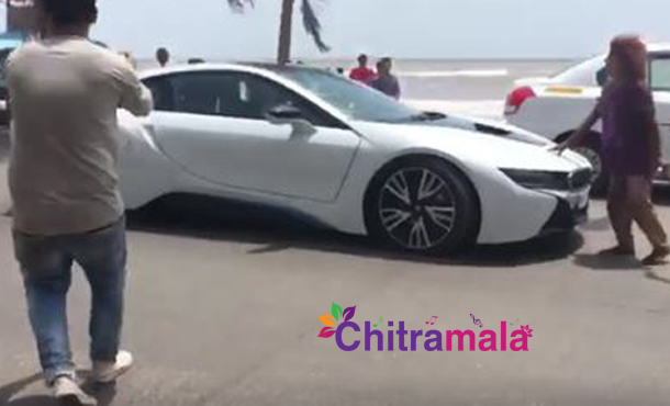 SRK Car Stopped By a Woman