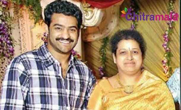 Jr NTR Watched Janatha Garage With his Mother Shalini