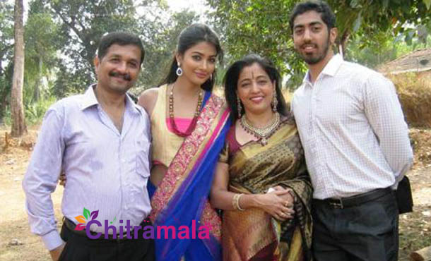 Pooja Hedge-family