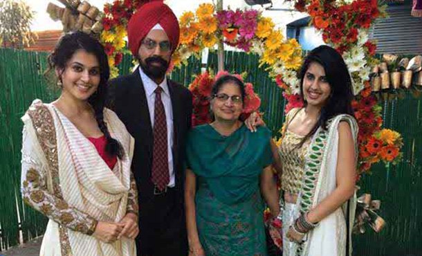 taapsee-pannu-with-family