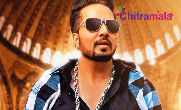 Robbery in Mika Singh House